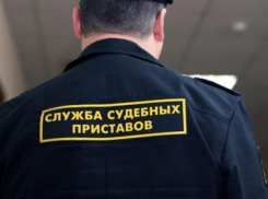 Наехала на кубанского пристава автоледи из-за денежного долга