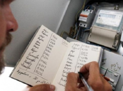 Кубанским пенсионерам, которым мошенники установили нелегальные электросчетчики, НЭСК выписала огромные штрафы 