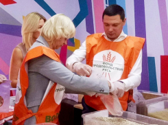 Мэр Краснодара расфасовал продукты для малоимущих