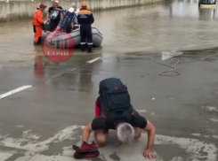 После сильного ливня в Сочи утонул автобус