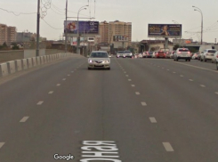 В Краснодаре с Северного моста упала 20-летняя девушка