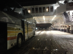 Из-за гололеда автобус, направляющийся в Краснодар, попал в ДТП на «засыпанной песком» дороге