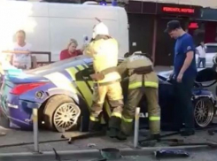 В Краснодаре спасателям пришлось распиливать автомобиль, чтобы достать травмированного пассажира 