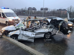 Прицеп грузовика снес крышу легковушке под Краснодаром