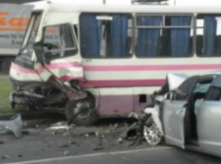 На Кубани автобус врезался в иномарку, погиб ребенок