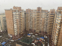 Прекрасное зрелище: внезапный снегопад в Краснодаре сняли на видео