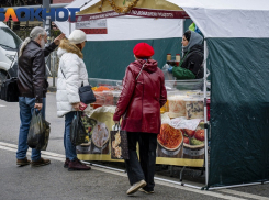 В Краснодаре на ярмарки выходного дня завезли соленья и янтарный мёд