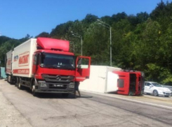 На Мамайском перевале по направлению в Сочи перевернулась фура