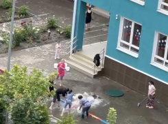 В Краснодаре сотрудницы детского сада №204 с помощью вёдер и швабр ликвидируют последствия потопа