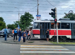 Авария с участием трамвая и легковушки привела к затору на Чкалова в Краснодаре