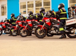 Тушить машины краснодарские пожарные могут с помощью мотоциклов