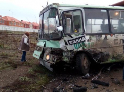 Пассажирский автобус и иномарка столкнулись в Краснодаре 