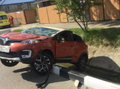 Infiniti снесла в кювет Renault в Адлерском районе