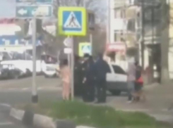 «Фу, смотреть противно»: голую женщину в центре Туапсе сняли на видео