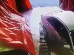 В машины и сотрудников краснодарской мойки на полном ходу врезался автомобиль