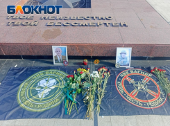 В Краснодаре у Вечного огня открыли стихийный мемориал Пригожину и Уткину