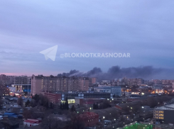 Чёрный дым накрыл Краснодар из-за сильного пожара во дворе ЖК