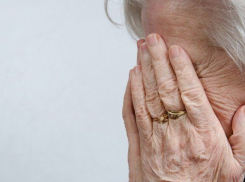 Пенсионерка в Краснодаре передала мошеннику полмиллиона за несуществующее ДТП с внучкой