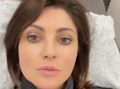 Анастасия Макеева лежит под капельницей в больнице с золотыми потолками