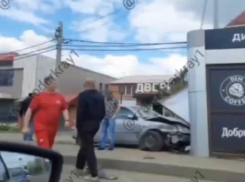 В Краснодаре иномарка протаранила автобусную остановку