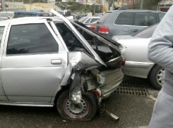 Пять машин столкнулись из-за неосторожного водителя в Сочи