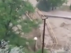 В Сочи мощным потоком воды снесло мост