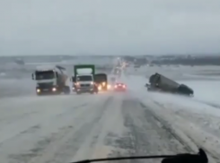  Снегопад парализовал дороги Кубани: водителей просят быть осторожнее 
