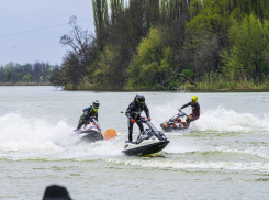 В Краснодаре стартовали зрелищные состязания водных байкеров России