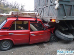 В Туапсинском районе водитель шестерки скончался при столкновении с «КамАЗом»