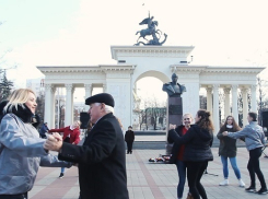 Краснодарцев закружили в «Случайном вальсе» в честь 75-летия победы в Сталинградской битве