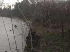 В Апшеронске река «съедает» берег и угрожает жилым домам