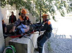 В Сочи мужчина рухнул с парапета в русло реки