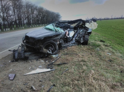 Грузовик уничтожил BMW на кубанской трассе: есть пострадавший