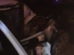 «Женщина-труп на лобовом лежит»: последствия смертельной аварии в Ахтырском сняли на видео