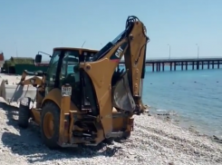 Из-за строительных работ на пляже в Геленджике дети не могут купаться в море 