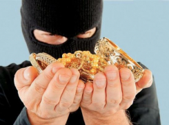 Житель Калининского района обокрал свою возлюбленную