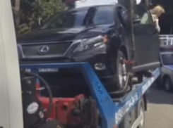 В Сочи эвакуатор забрал автомобиль со спящей девушкой внутри