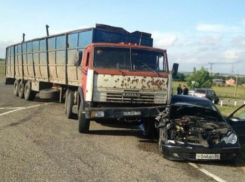 В Армавире КамАЗ врезался в легковушку, обгонявшую его по сплошным