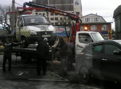 В Краснодаре эвакуатор забрал другой эвакуатор  