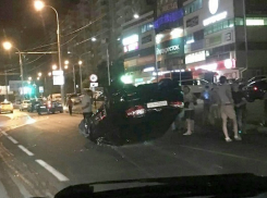 В Краснодаре в перевернувшемся автомобиле находились три девушки
