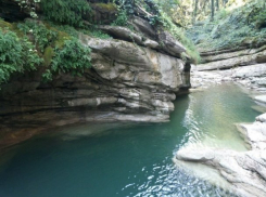  Турист из Екатеринбурга упал в реку с горы в Сочи 