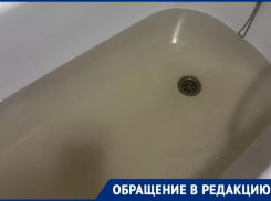 «Купаемся в грязи, пьем и едим все из нее»: жители Краснодара показали, какая вода течет из их крана