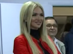 Сексапильная модель Виктория Лопырева провела экскурсию для блогеров к массажным столикам в Сочи