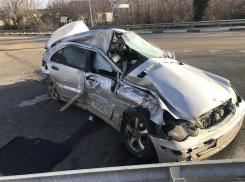 Водитель «Мерседеса» погиб после жесткого столкновения с фурами на Кубани