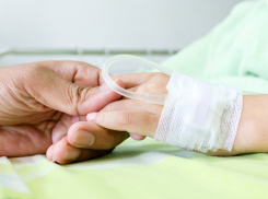 В Краснодаре мужчина побрился налысо ради больной раком девушки и сделал ей предложение