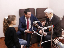  Евгений Первышов вместе с дочерью навестил ветерана-освободителя Краснодара 