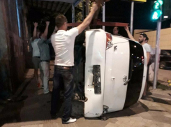 В Краснодаре девушка за рулем уложила на бок автомобиль 