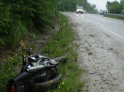 Мотоциклист без прав на высокой скорости врезался в «Волгу» в Новороссийске