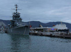 Год экологии прошел: в Новороссийске разливаются нефтепродукты в море