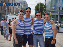 Голубые береты, флаги, отключенные фонтаны и автозаки: как в Краснодаре отпраздновали День ВДВ